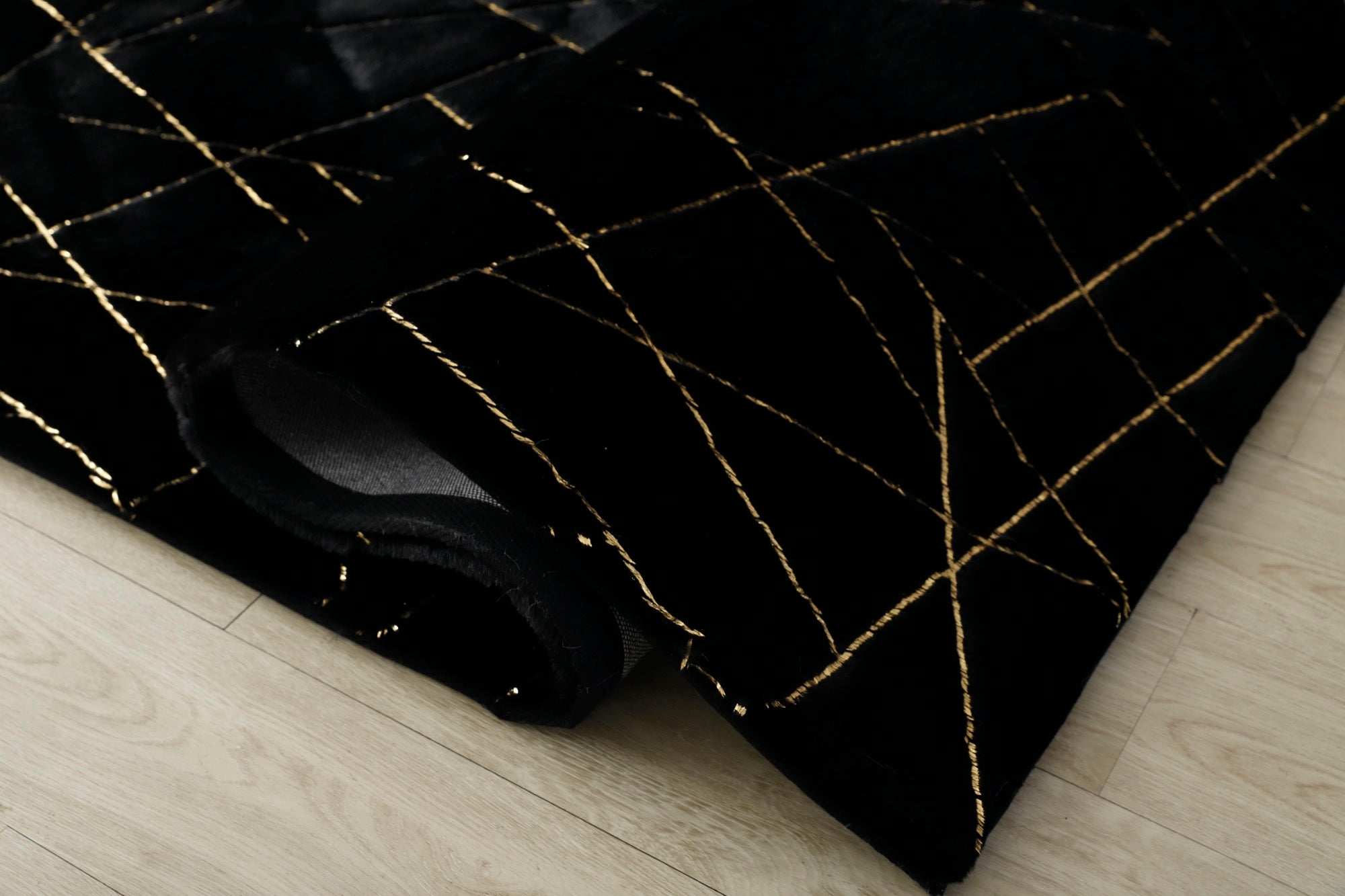 Emma 5x7 Black/Gold Area Rug - Adams Furniture