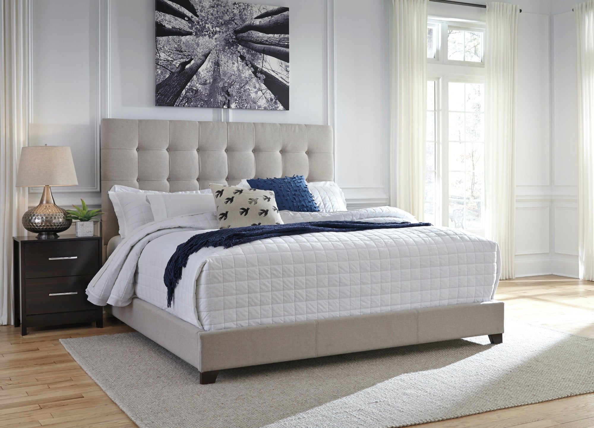Dolante Queen Upholstered Bed - Adams Furniture